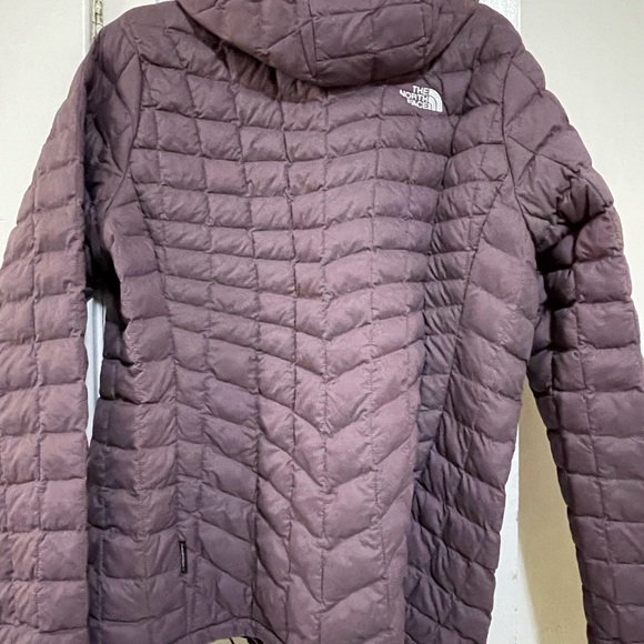 The Northface Women’s Thermoball hoodie quilted jacket purple plumb size XL - Picture 8 of 8